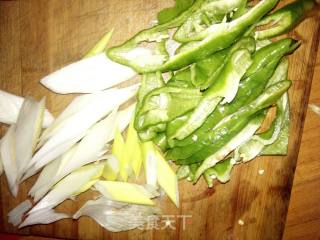 【山东】香肠炒青椒的做法步骤：3