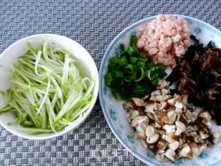 【辽宁】香菇肉丁打卤面的做法步骤：1