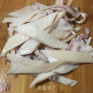 【广东】鱿鱼干炒圆椒的做法步骤：1