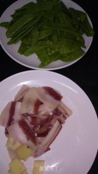 【上海】咸肉炒荷兰豆的做法步骤：1
