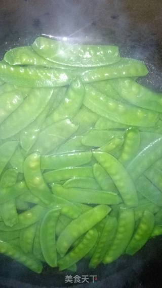【上海】咸肉炒荷兰豆的做法步骤：2