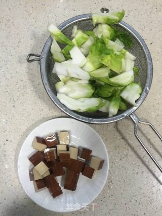【温州】鸡蛋干儿菜小炒的做法步骤：2