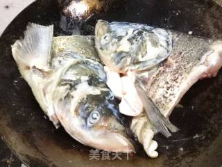 【苏州】蘑菇豆腐鱼头汤的做法步骤：4