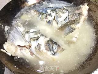 【苏州】蘑菇豆腐鱼头汤的做法步骤：6