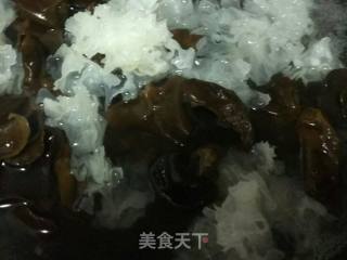 【天津】彩椒拌双耳的做法步骤：1