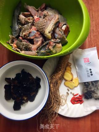 【重庆】人参木耳鸡汤的做法步骤：1