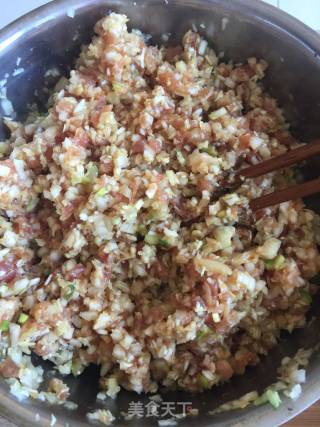 白菜肉蒸饺的做法步骤：2