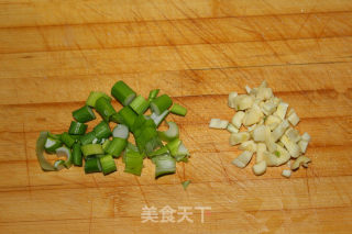 【辽宁】花生酱皮蛋豆腐的做法步骤：2