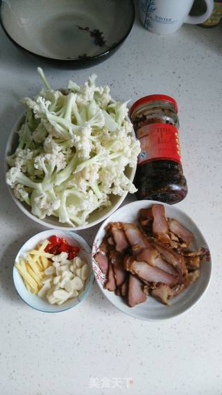 【武汉】腊肉干锅有机花菜的做法步骤：1
