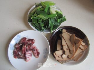 【湖北】青蒜腊肠炒鸡蛋干的做法步骤：1