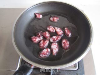 【湖北】青蒜腊肠炒鸡蛋干的做法步骤：2