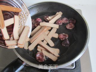 【湖北】青蒜腊肠炒鸡蛋干的做法步骤：3