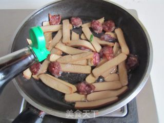 【湖北】青蒜腊肠炒鸡蛋干的做法步骤：4