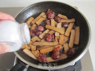 【湖北】青蒜腊肠炒鸡蛋干的做法步骤：5
