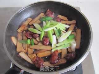【湖北】青蒜腊肠炒鸡蛋干的做法步骤：6