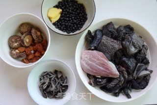 【广东】黑豆木耳乌鸡汤的做法步骤：1