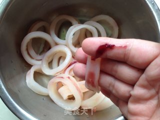 【河北】酥炸鱿鱼圈的做法步骤：1