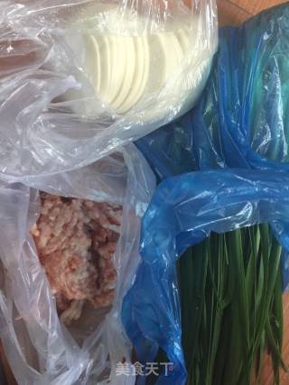 韭菜猪肉饺(两种大馅儿包法)的做法步骤：1