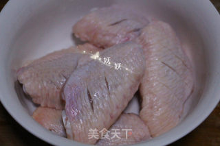 可乐鸡翅的做法步骤：1