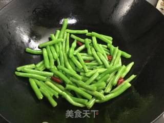 干煸豆角的做法步骤：3