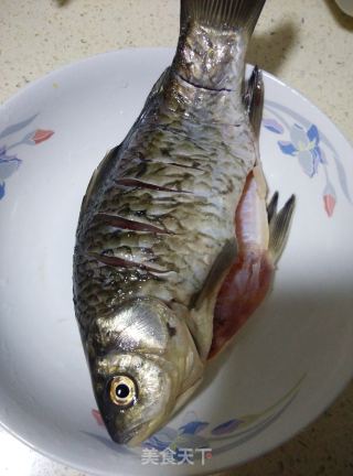 【四川】焖煮鲫鱼的做法步骤：1