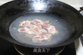 【广东】赤小豆粉葛猪骨汤的做法步骤：2