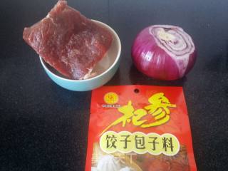 【东北】牛肉洋葱饺子的做法步骤：1