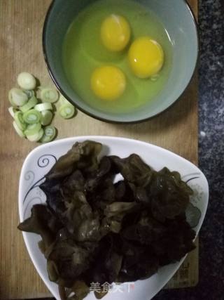 木耳炒鸡蛋的做法步骤：1