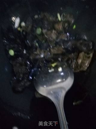 木耳炒鸡蛋的做法步骤：4