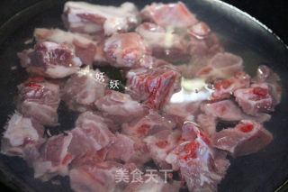 玉米清香竹荪排骨汤的做法步骤：1
