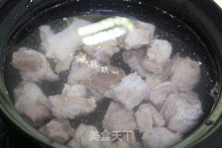 玉米清香竹荪排骨汤的做法步骤：2
