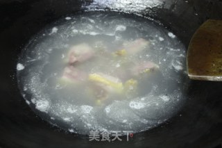 【广东】茨菇焖腊鸭腿的做法步骤：2