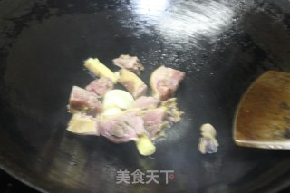 【广东】茨菇焖腊鸭腿的做法步骤：5