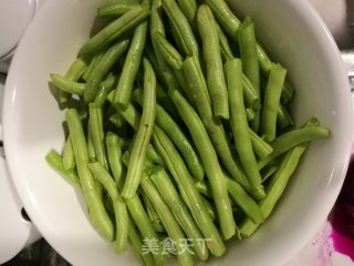 【山西】挂糊炸豆角（即裹粉干炸四季豆-年夜饭最受欢迎的小吃）的做法步骤：1