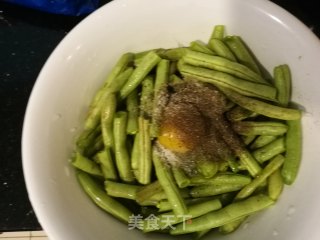 【山西】挂糊炸豆角（即裹粉干炸四季豆-年夜饭最受欢迎的小吃）的做法步骤：2