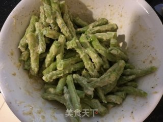 【山西】挂糊炸豆角（即裹粉干炸四季豆-年夜饭最受欢迎的小吃）的做法步骤：4