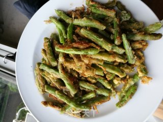 【山西】挂糊炸豆角（即裹粉干炸四季豆-年夜饭最受欢迎的小吃）的做法步骤：9
