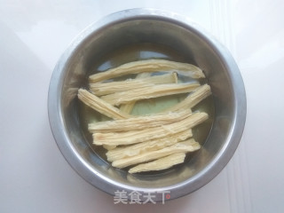 【东北】芹菜拌腐竹的做法步骤：1
