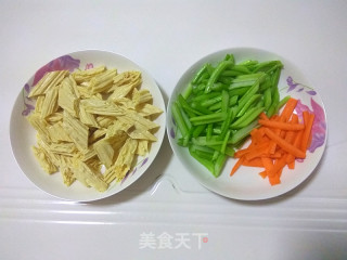 【东北】芹菜拌腐竹的做法步骤：2