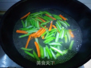 【东北】芹菜拌腐竹的做法步骤：4