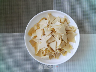 【东北】尖椒干豆腐的做法步骤：1