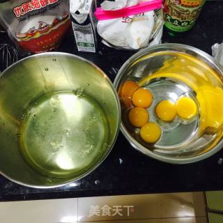 草莓奶油夹心蛋糕的做法步骤：2