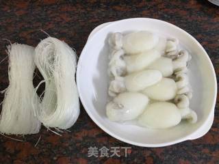 蒜蓉粉丝蒸墨鱼仔的做法步骤：1