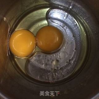 草莓海绵小蛋糕的做法步骤：1