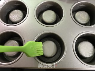 百香果草莓奶油杯子蛋糕的做法步骤：2