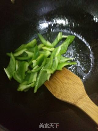 【东北】青椒炒鸭腿的做法步骤：2