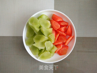 【东北】鸡腿烧莴笋胡萝卜的做法步骤：2