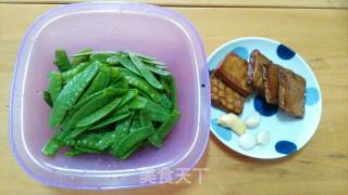 【湖北】黄陂熏干炒荷兰豆的做法步骤：1