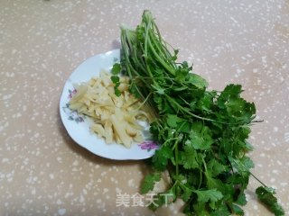 【台州】香菜炒肉丝的做法步骤：2