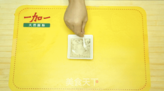 快过年了 学蒸枣花馒头吧的做法步骤：2